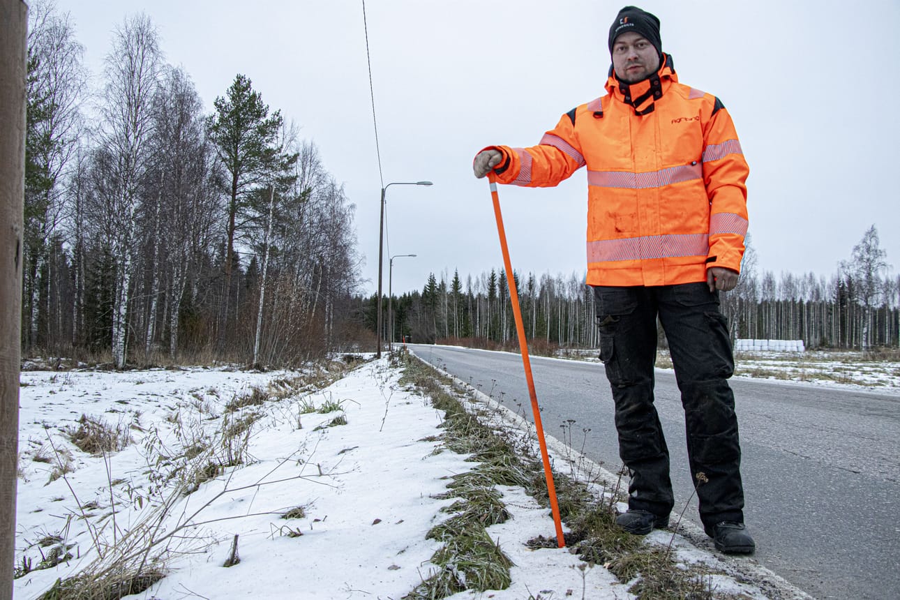Janne Luoman yritys Agripiha laittaa teiden varsille joka syksy 60 000–70 000 aurausviittaa. Hän muistuttaa, että ne ovat tärkeitä teiden auraajille.