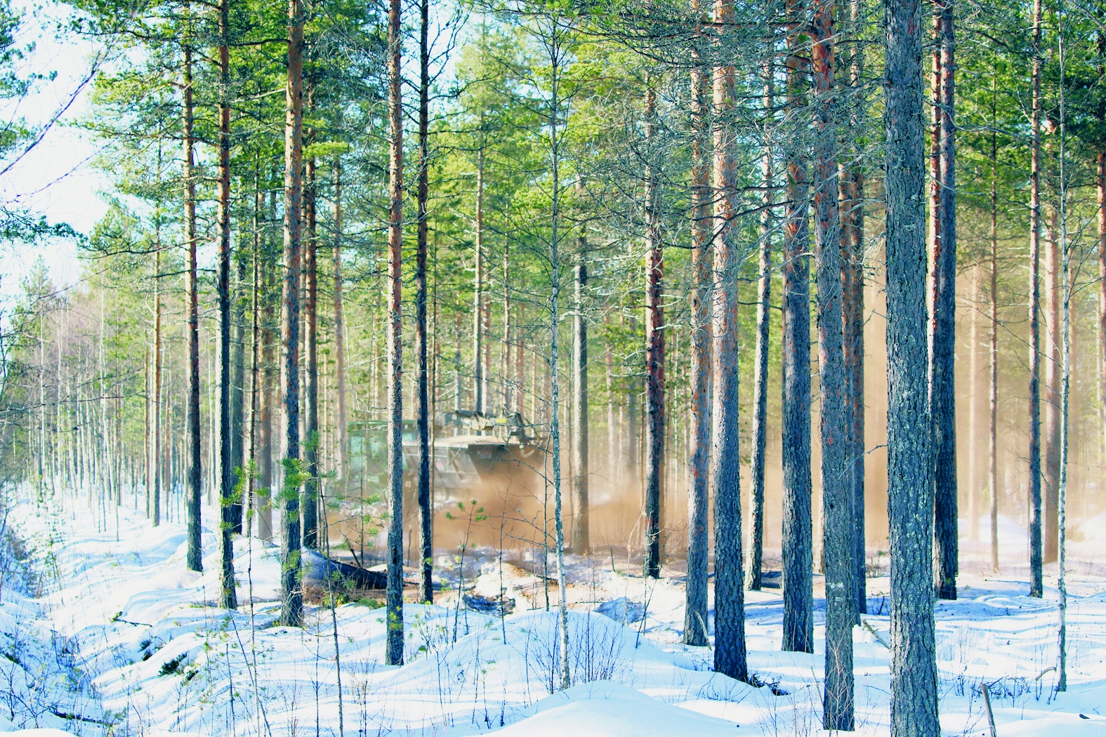 Tuhka levisi näppärästi halutulle alueelle. Päivässä kone levitti tuhkaraetta noin 12 hehtaarille.
