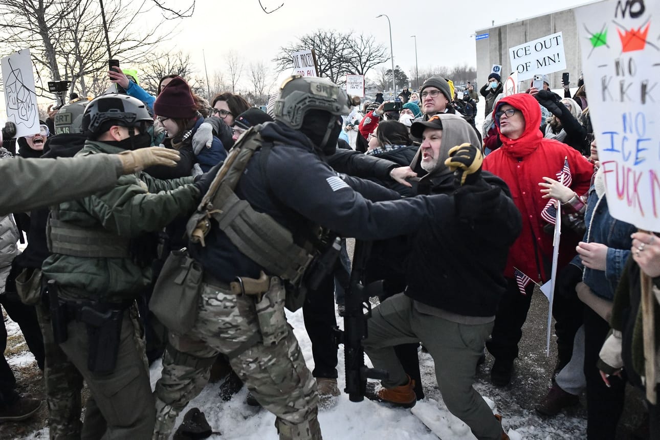 Ihmiset ovat protestoineet Minneapolisissa sen jälkeen, kun maahanmuuttopoliisi (ICE) ampui yhdysvaltalaisen naisen tämän istuessa autossaan.