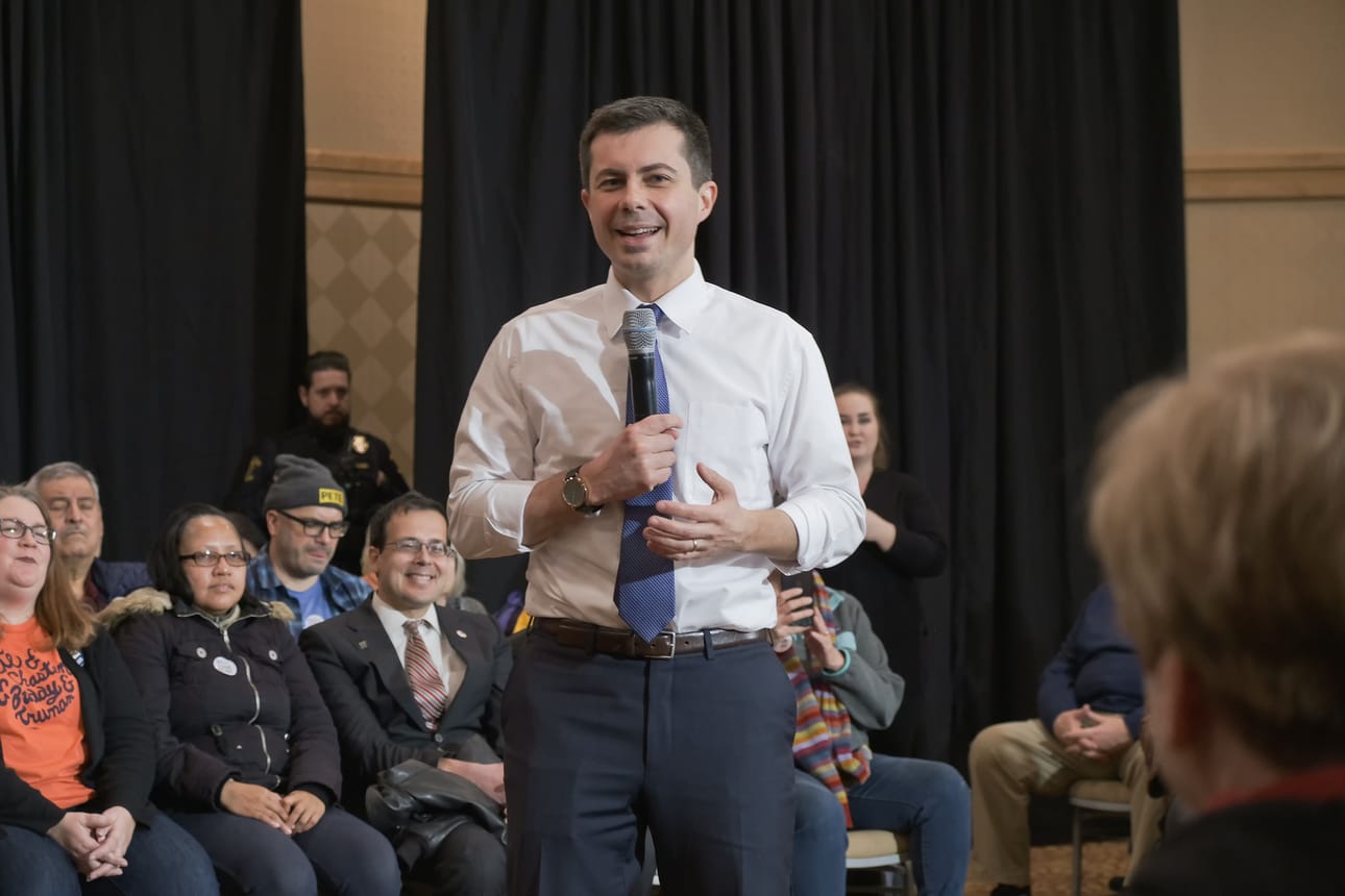 Pete Buttigieg on ollut demokraattiehdokkaiden musta hevonen. Esivaaleissa mitataan hänen todellinen suosionsa.