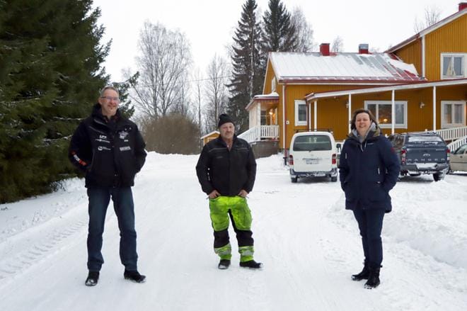 Yrittäjät Joni Hiipakka, Kari Alanen ja Anita Terho ovat tuoneet vanhoihin kiinteistöihin jälleen elämää. KUVAT: JARMO PANULA