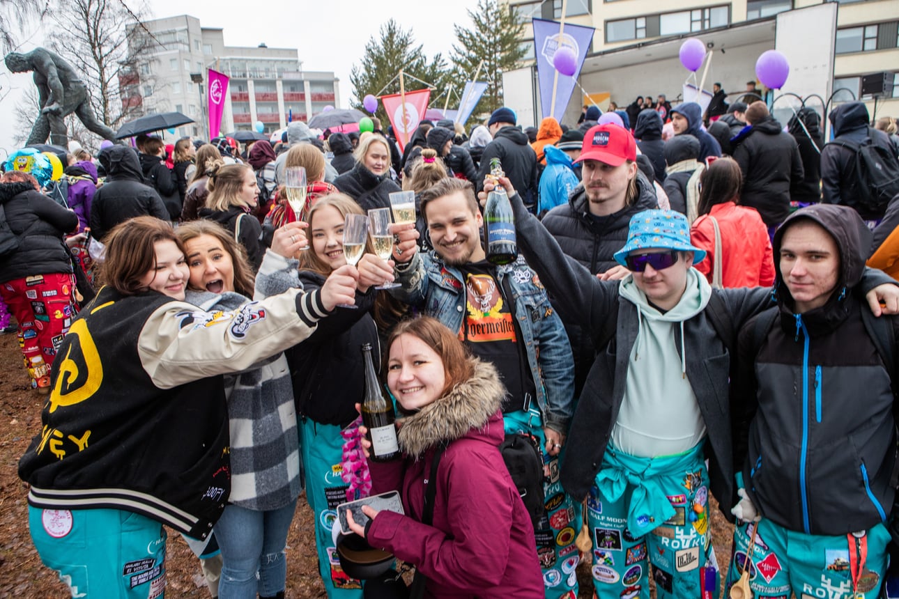 Rovaniemen opiskelijoiden kaksiviikkoinen vappu huipentui Jätkä-patsaan lakitukseen – vesisade ei hidastanut menoa