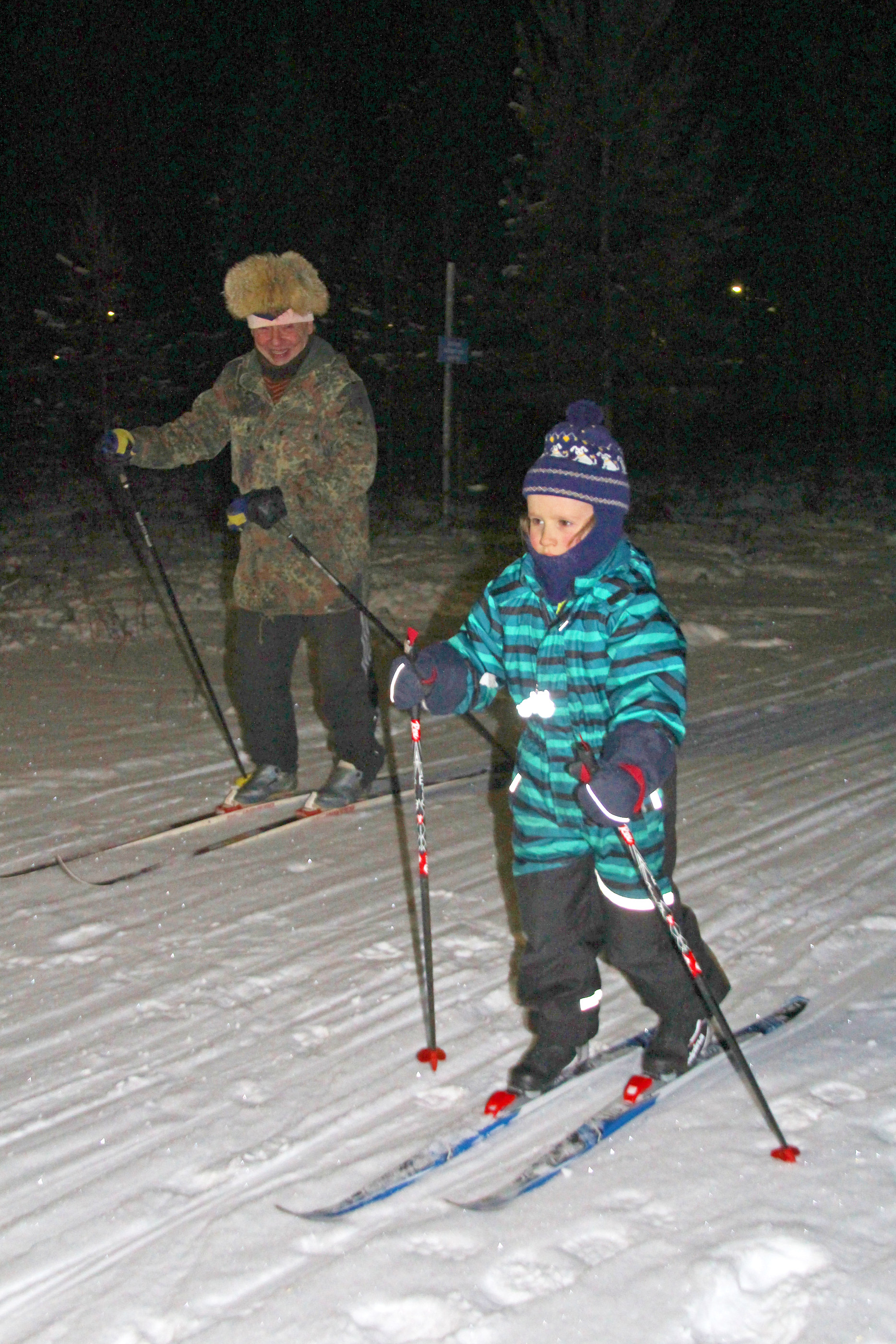 Eero Karvonen muistuttaa, että hiihto on aina aloitettava lapsen ehdoilla. Kun into löytyy, karttuvat taidotkin. Karvosen opissa Eemi-Eei Mäki-Uuro. Kuva: Mirko Kovalainen