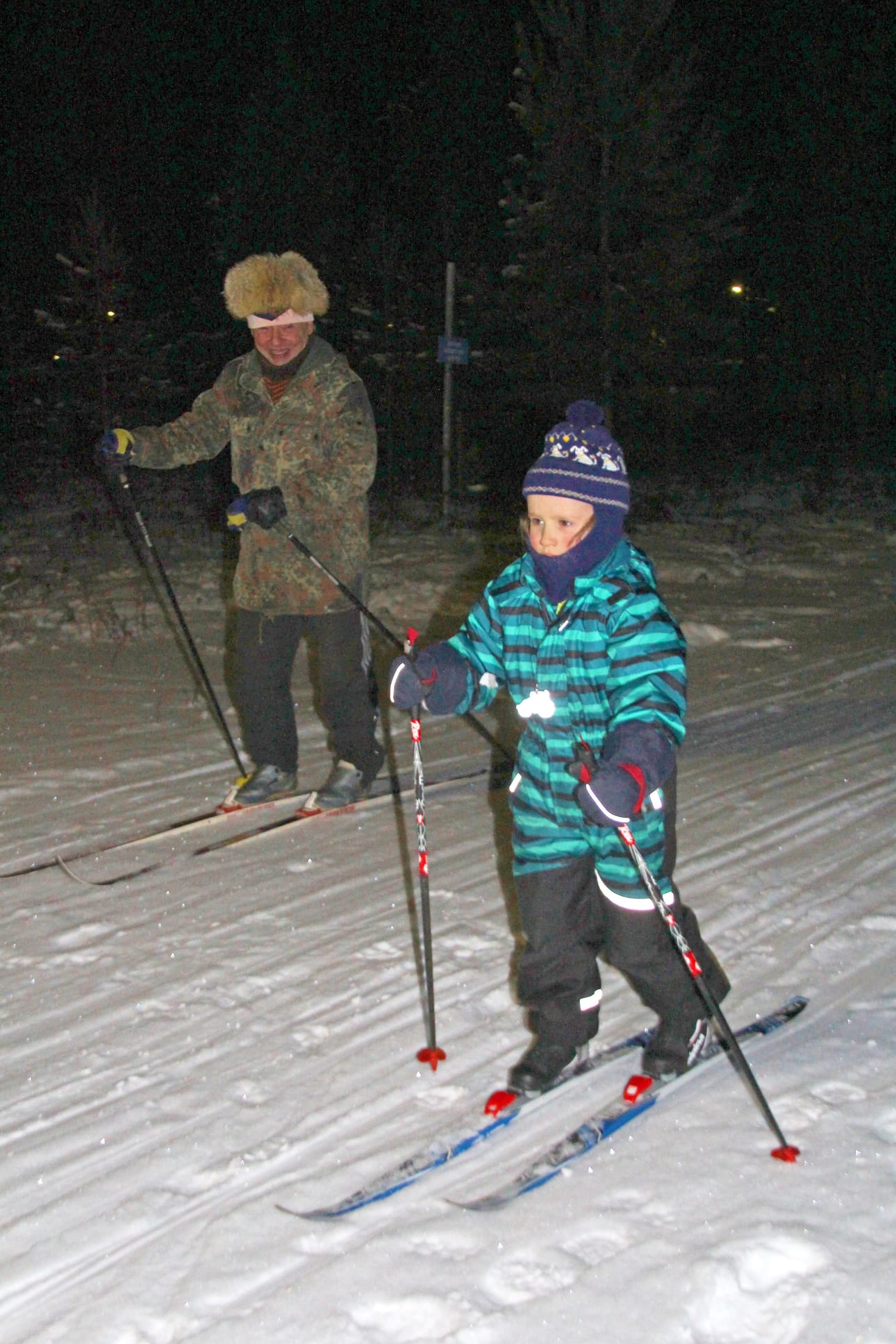 Eero Karvonen muistuttaa, että hiihto on aina aloitettava lapsen ehdoilla. Kun into löytyy, karttuvat taidotkin. Karvosen opissa Eemi-Eei Mäki-Uuro. Kuva: Mirko Kovalainen