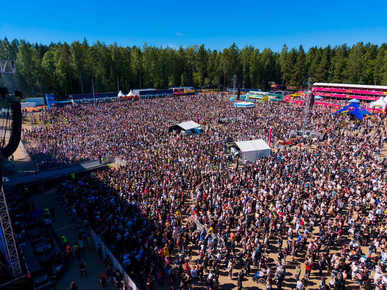 Allsång på Provinssi alkamassa. Harvoin jos koskaan on jo kello 14.30 nähty päälavalla näin paljon yleisöä.
