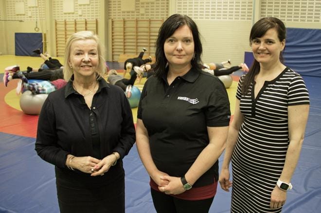 Eija Mäki-Filppula, Maarit Niemi ja Maria Haapamäki luotsaavat muiden mukana johtokunnassa 90-vuotiasta seuraa kohti sunnuntain juhlanäytöstä. Kuva: Aune Waronen