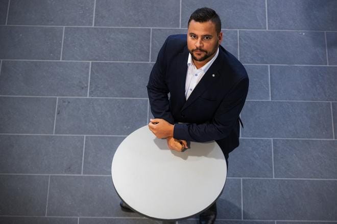 Marcello Cucinotta kertoo, että pyöreän pöydän ääreen kokoonnutaan pääosin viikonloppuisin, joten järjestön toiminta ei haittaa jäsentensä siviilitöitä. KUVA: JARNO PELLINEN