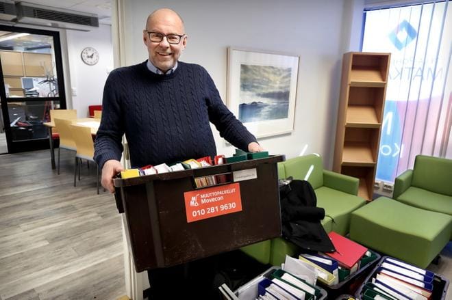 Etelä-Pohjanmaan Matkailu muutti Seinäjoen asemalle maaliskuussa. Toimitusjohtaja Seppo Saarinen muuttotohinoissa. ARKISTOKUVA: JOUKO HÄNNINEN