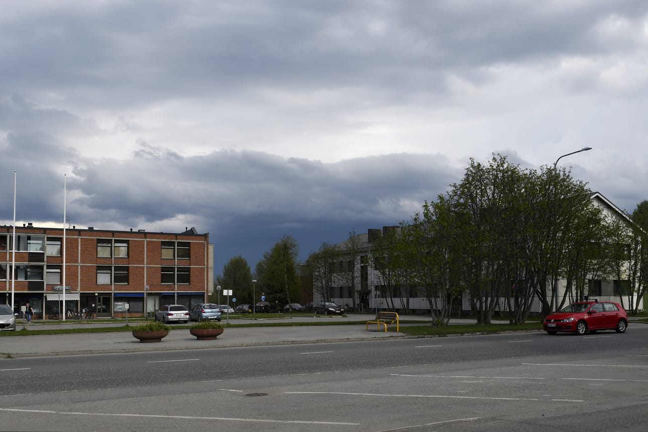 Tummat pilvet Kuusamon yllä.
