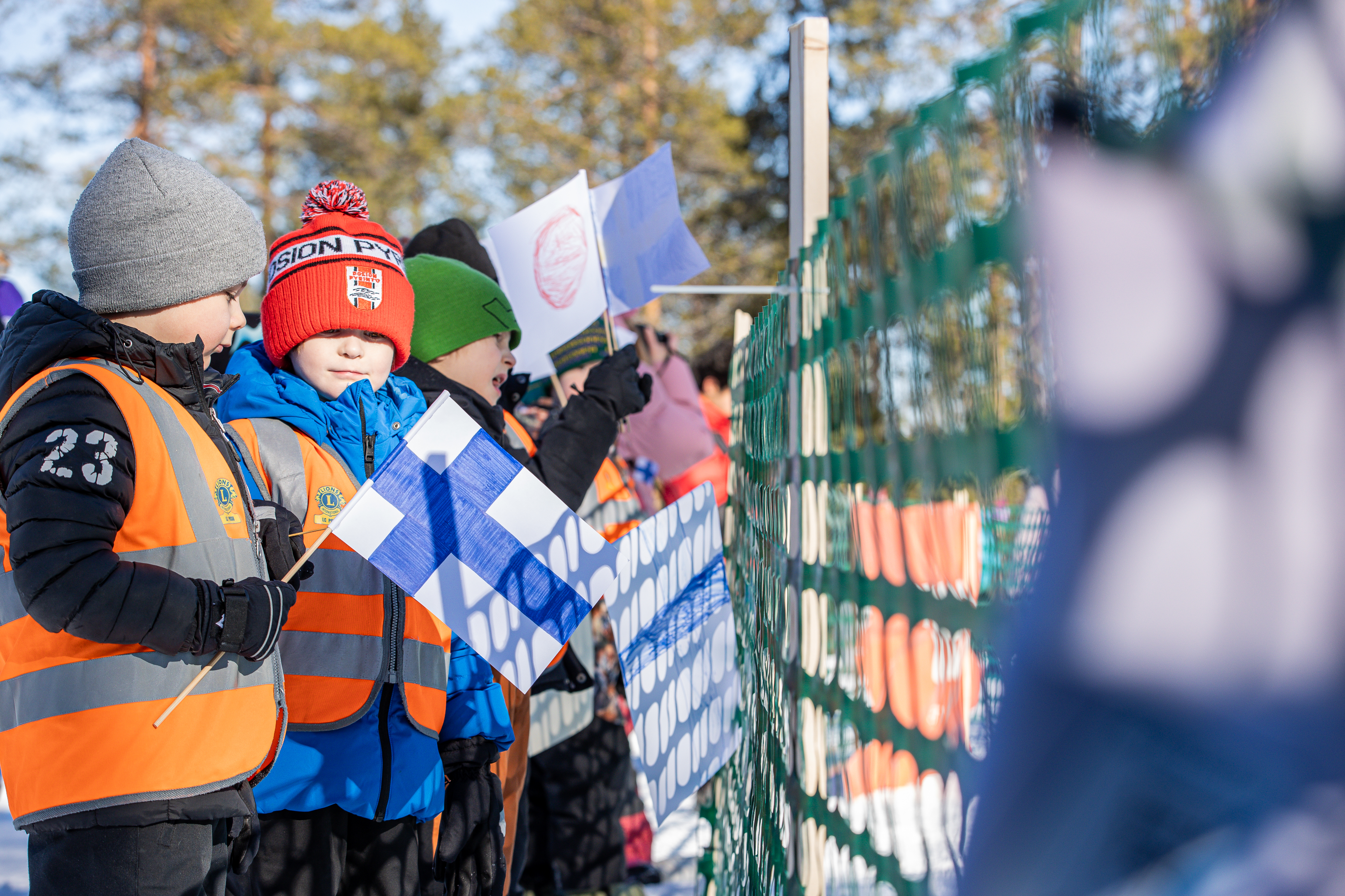 Posiolla liput liehuivat hiihtosuunnistajien kamppaillessa EM- ja MM-mitaleista – miesten kilpailussa Suomen Niklas Ekström juhli EM-kultaa