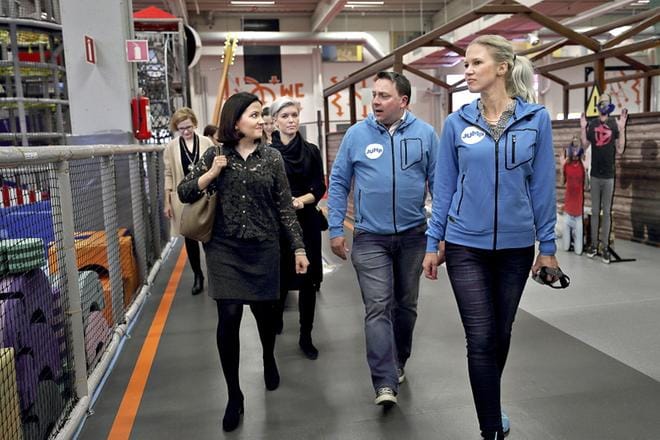 DAPin voimakaksikko Maarit ja Jani Karvonen (kok.) vaikuttavat molemmat Seinäjoen kaupunginvaltuustossa ensi vaalikaudella. Maaliskuussa puistoon tutustui opetusministeri Sanni Grahn-Laasonen. KUVA: HEIKKI HAKANEN