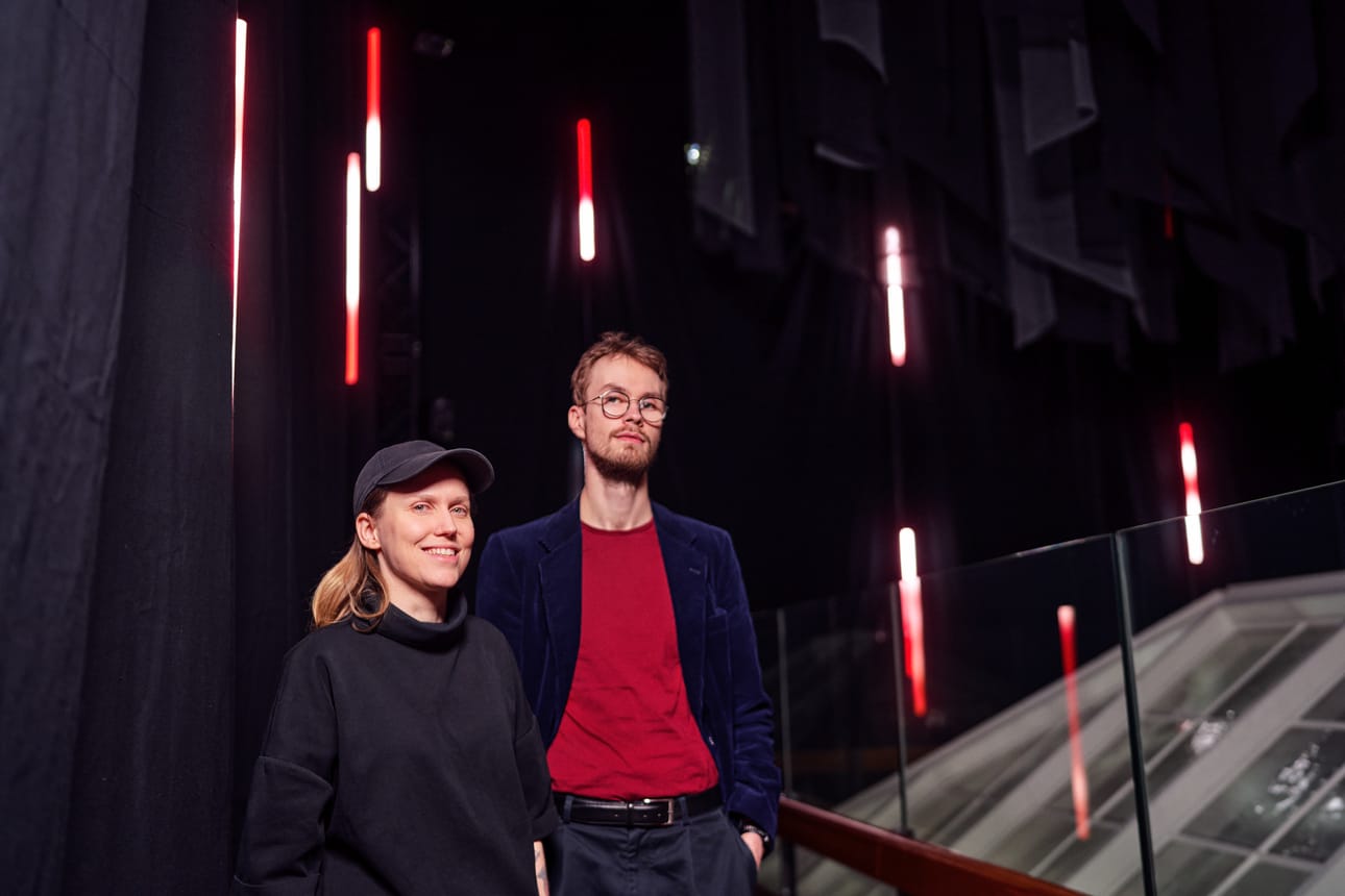 Saara-Henriikka Mäkinen ja Vertti Luostarinen sekä kahdeksan muuta Ekho Collective - taiteilijakollektiivin jäsentä ovat luoneet Oulun kaupungintalon kolmeen kerrokseen teoksen, johon myös kokijat pääsevät vaikuttamaan.