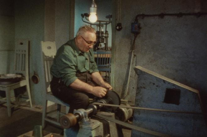 Museoviraston filmillä Kustaa Lammi näyttää tuppipuukon tekoa vuonna 1980.