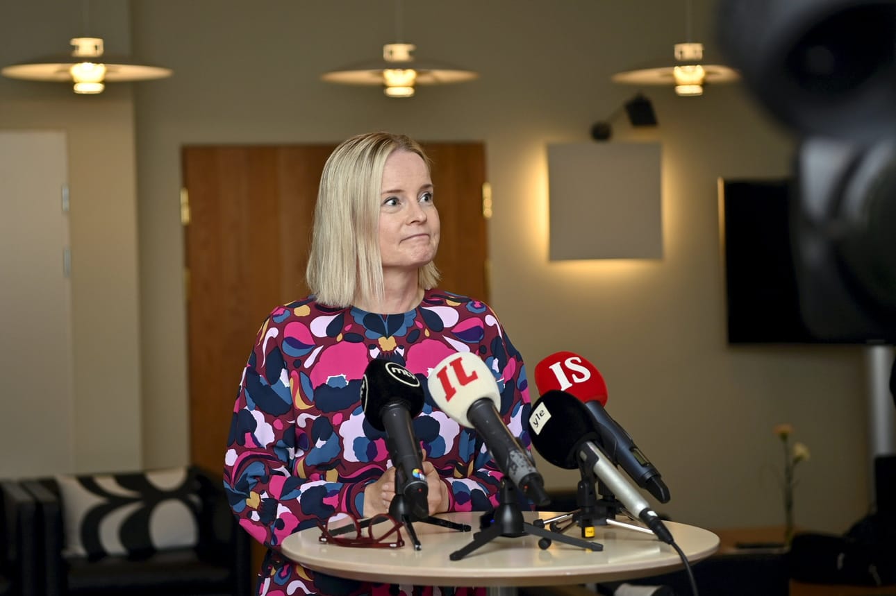 Valtiovarainministeri Riikka Purra puolustaa perjantaina esittelemäänsä budjettiehdotusta. LEHTIKUVA / Eeva-Maria Brotherus