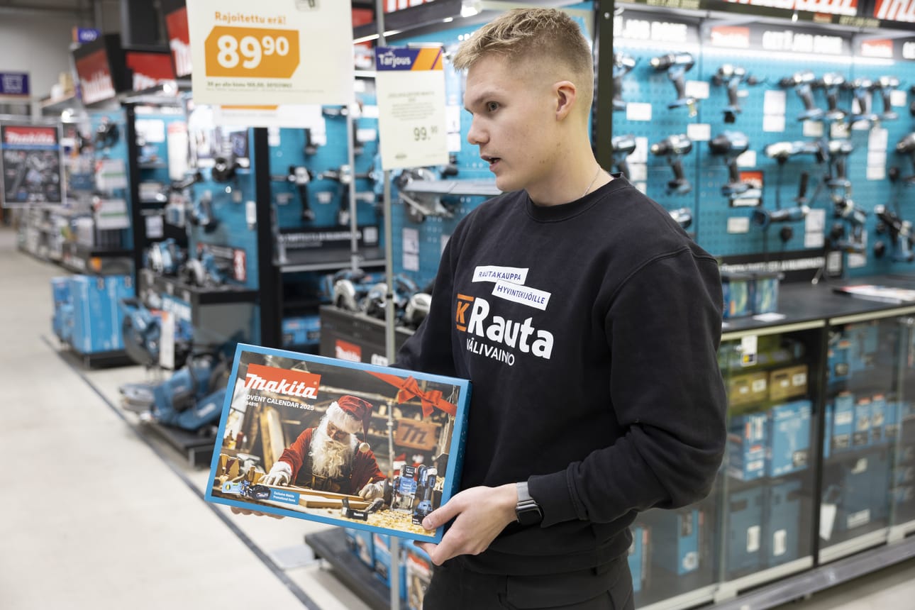 Roni Kokkonen esittelee Makitan työkalujoulukalenteria.
