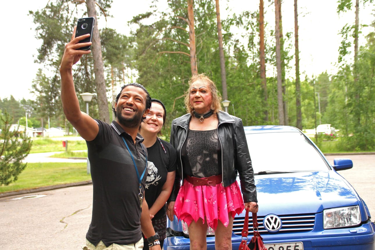 Revonlahtinen Markus Kuotesaho kiersi Ylen ohjelmassa maailmaa ja piti julkista matkapäiväkirjaa. Sarja nosti Markuksen jollei maailmanmaineeseen, niin ainakin koko Suomen julkkikseksi. Faneilta hän ei pääse pakoon kohta minnekään – yhteisselfieissä on poseerattava jopa Siikkiksen pihalla. Kuva Kirsi Junttila