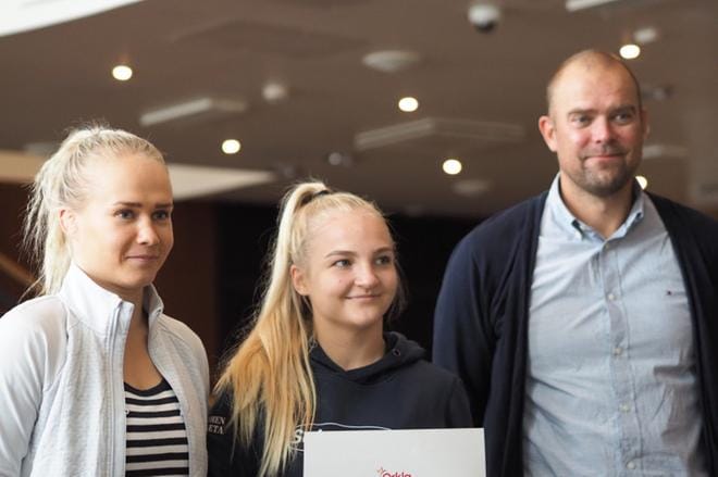 Petra Olli ja Orkla Care Oy:n markkinointipäällikkö Christian Illman palkitsivat porilaisen Lotta Vettenrannan Petra Olli Junior Teamin stipendillä. KUVA: ANTTI VAINIO