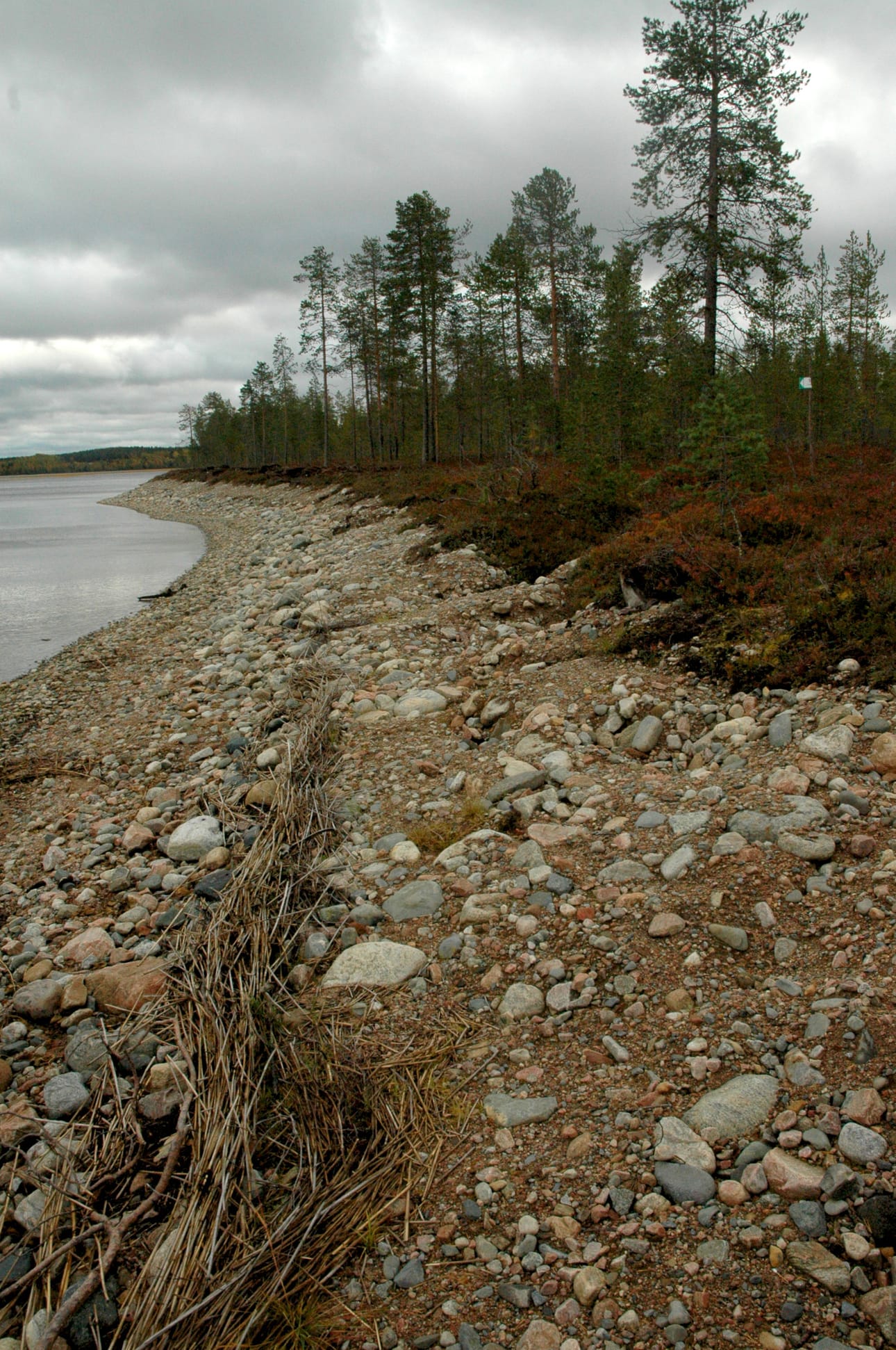 Säännöstelyjärvien rantoja on suojattu kiveyksin ja sorastuksin.