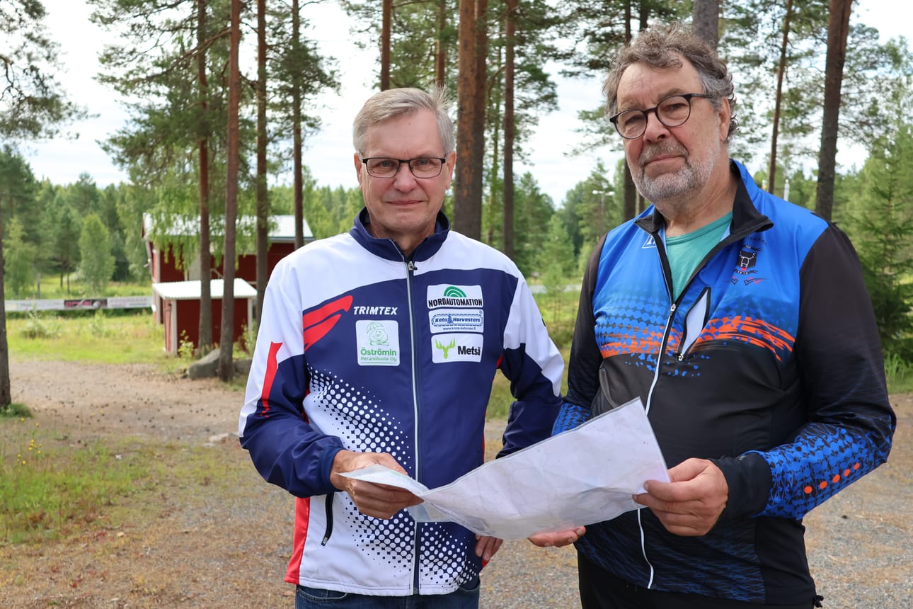 Jari Rajamäki Ok Kristiinasta ja Mikko Mäkitalo Kauhajoen karhusta kiittävät paikallisia maanomistajia siitä, että he ovat antaneet hyvin lupia järjestää kisat maillaan. Myös Metsähallituksen kanssa päästiin hyvään kompromissiin.