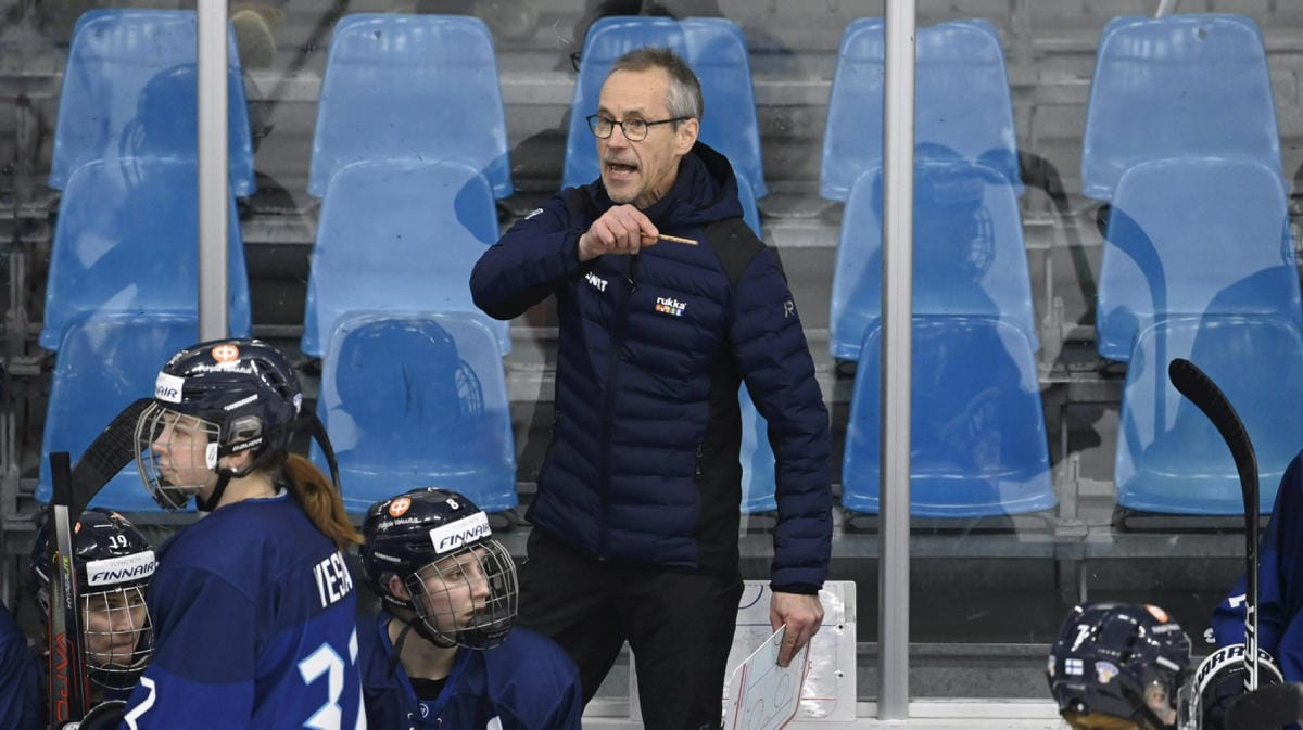 Päävalmentaja Pasi Mustonen Suomi-Tshekki-ottelussa joulukuussa. LEHTIKUVA / Heikki Saukkomaa