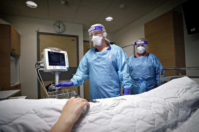 Kun Seinäjoen keskussairaalan keuhko- ja infektiosairauksien osaston sairaanhoitajat Riikka Orava (vas.) ja Mira Hardy hoitavat koronatartunnan saanutta potilasta, suojautuminen on tarkkaa. Potilashuoneen kuvaustilanne on lavastettu. KUVAT: TOMI KOSONEN