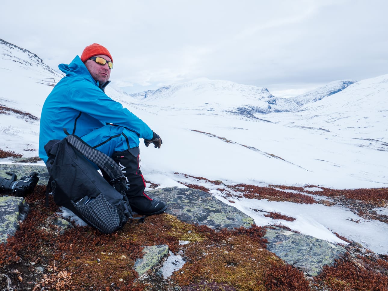 Aurinkolasit suojaavat silmiä ja silmäluomia uv-säteilyltä. Tällä on merkitystä etenkin silloin, jos retkeilee kirkkailla keväthangilla ja vuoristossa.