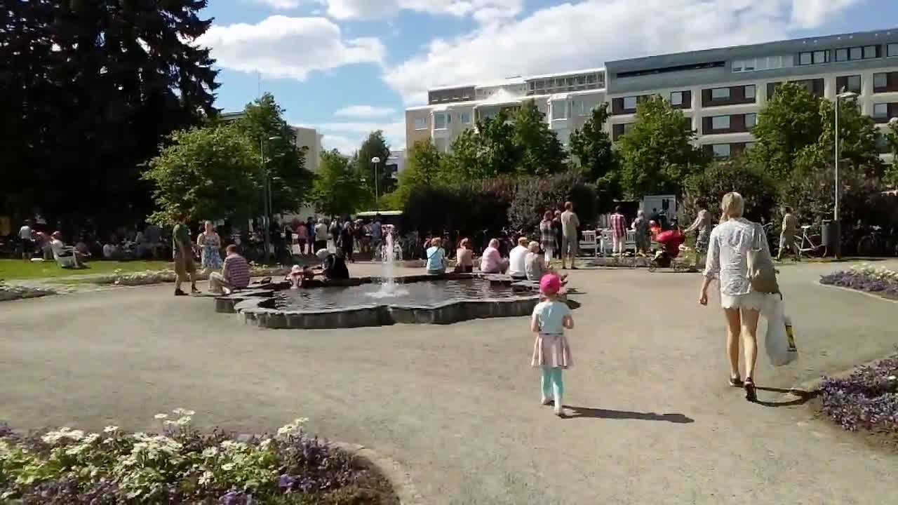 Puistopiknik keräsi väkeä Heinätorin puistoon