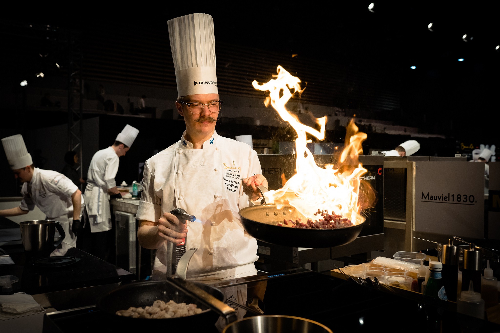 Ismo Sipeläinen liekittää maitovasikan karetta Bocuse d´Or -kilpailuissa keskiviikkona Ranskassa.