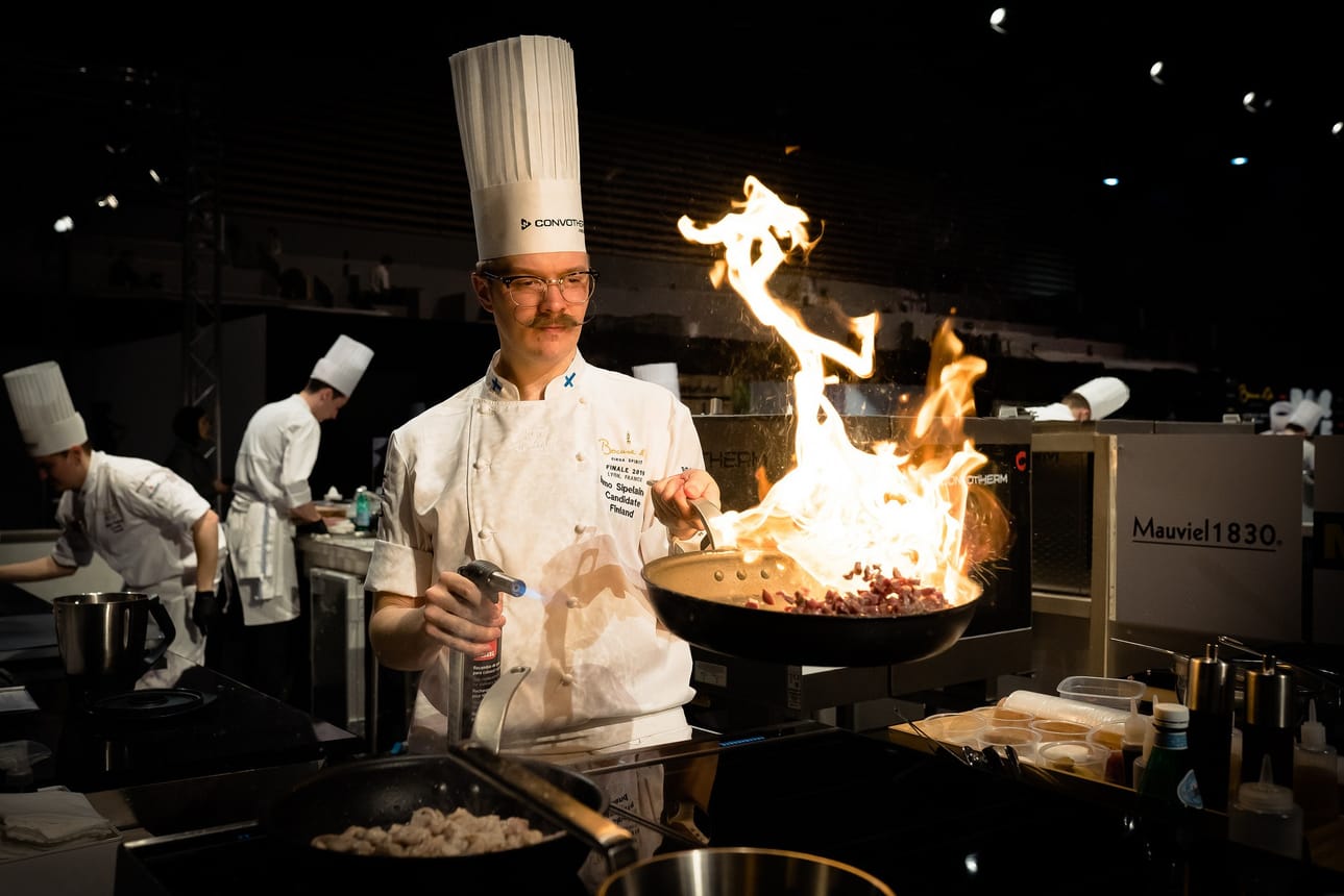 Ismo Sipeläinen liekittää maitovasikan karetta Bocuse d´Or -kilpailuissa keskiviikkona Ranskassa.