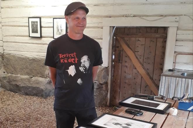 Timo Konttisen työskentelyn taustalla soi usein punk ja metallimusiikki. KUVA: ANNA-LEENA EKROOS