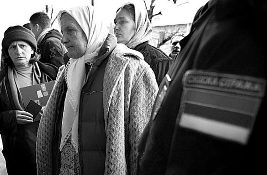 Sotarikoksen elävät uhrit. Srebrenicassa murhattujen omaisia saapui tiistaina oikeustalolle Belgradissa.
