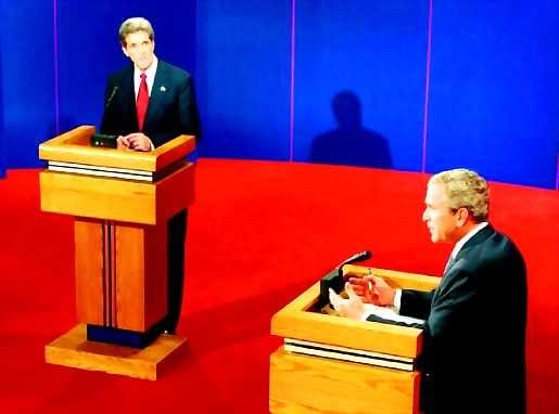 Kommentaattoreiden mukaan John Kerry (vas.) onnistui televisioväittelyssä paremmin kuin George W. Bush.