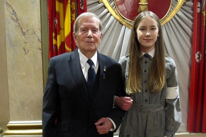 Sotaveteraani Karl-Erik Källström kehui vuolaasti fiksuja nuoria. Seuralaisena oli lotta-asuinen Anna Martin. KUVA: ANNE LAURILA