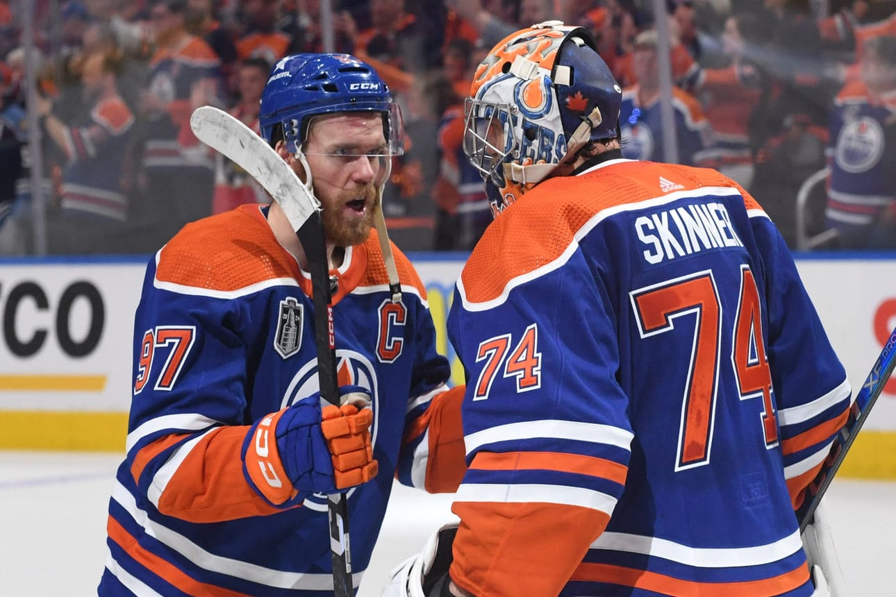 Edmontonin Connor McDavid (vas.) ja Stuart Skinner juhlivat joukkueen voittoa Floridasta. LEHTIKUVA/AFP