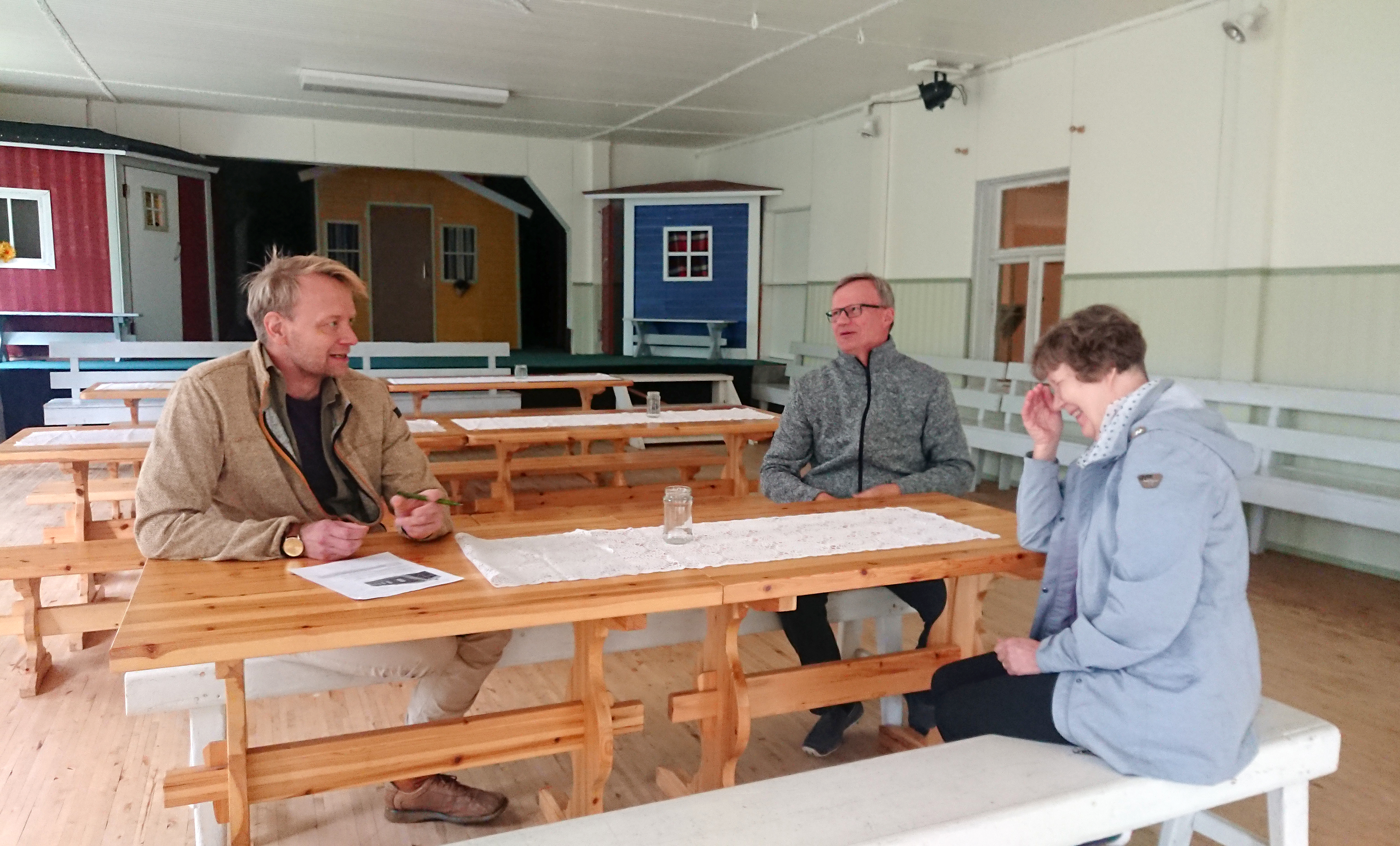 <p>Lasse Majuri keskusteli Arto Takkisen ja Katja Haaraniemen kanssa Piippolan nuorisoseuran tulevista remonttisuunnitelmista.</p>