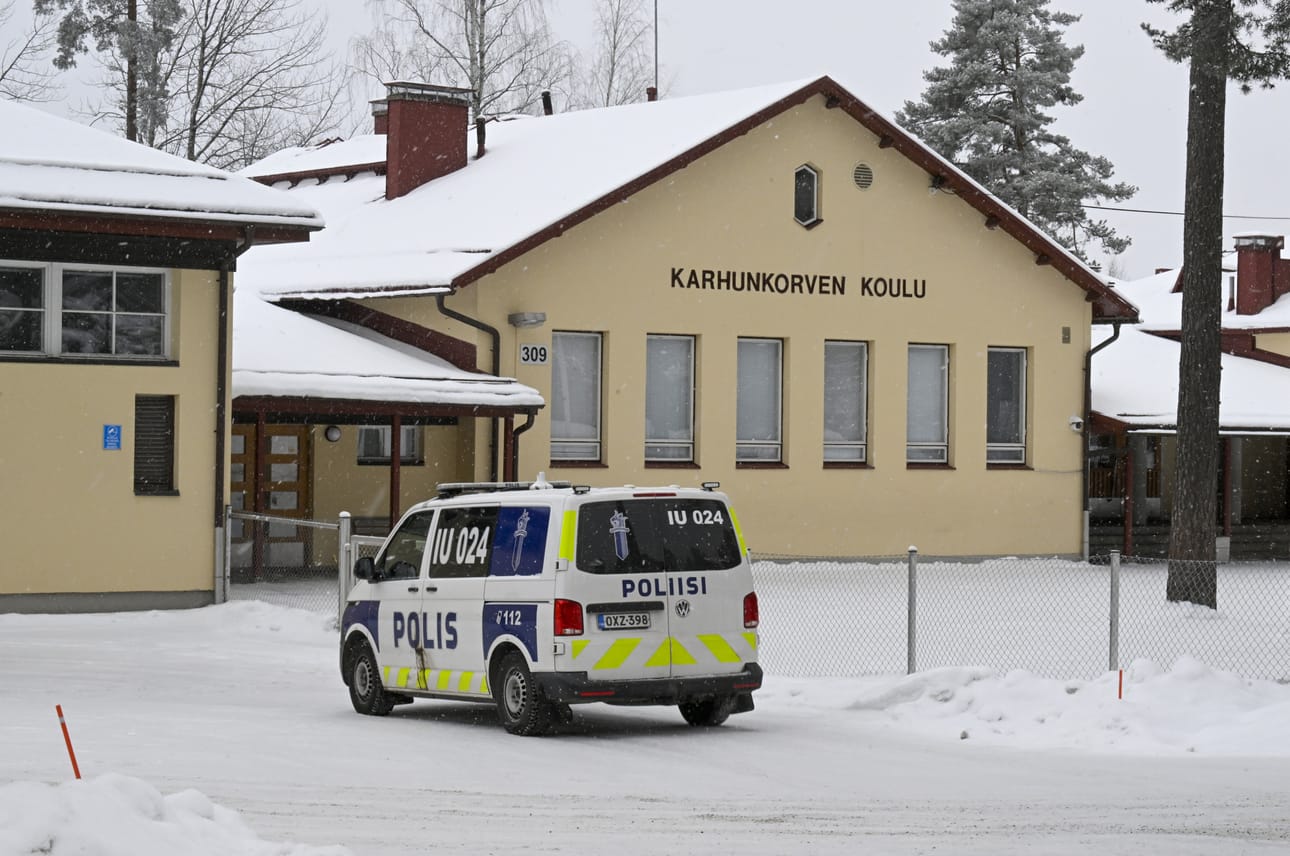 Tapahtumapaikan läheisen koulun oppilaita ja henkilökuntaa pyydettiin pysymään sisätiloissa.