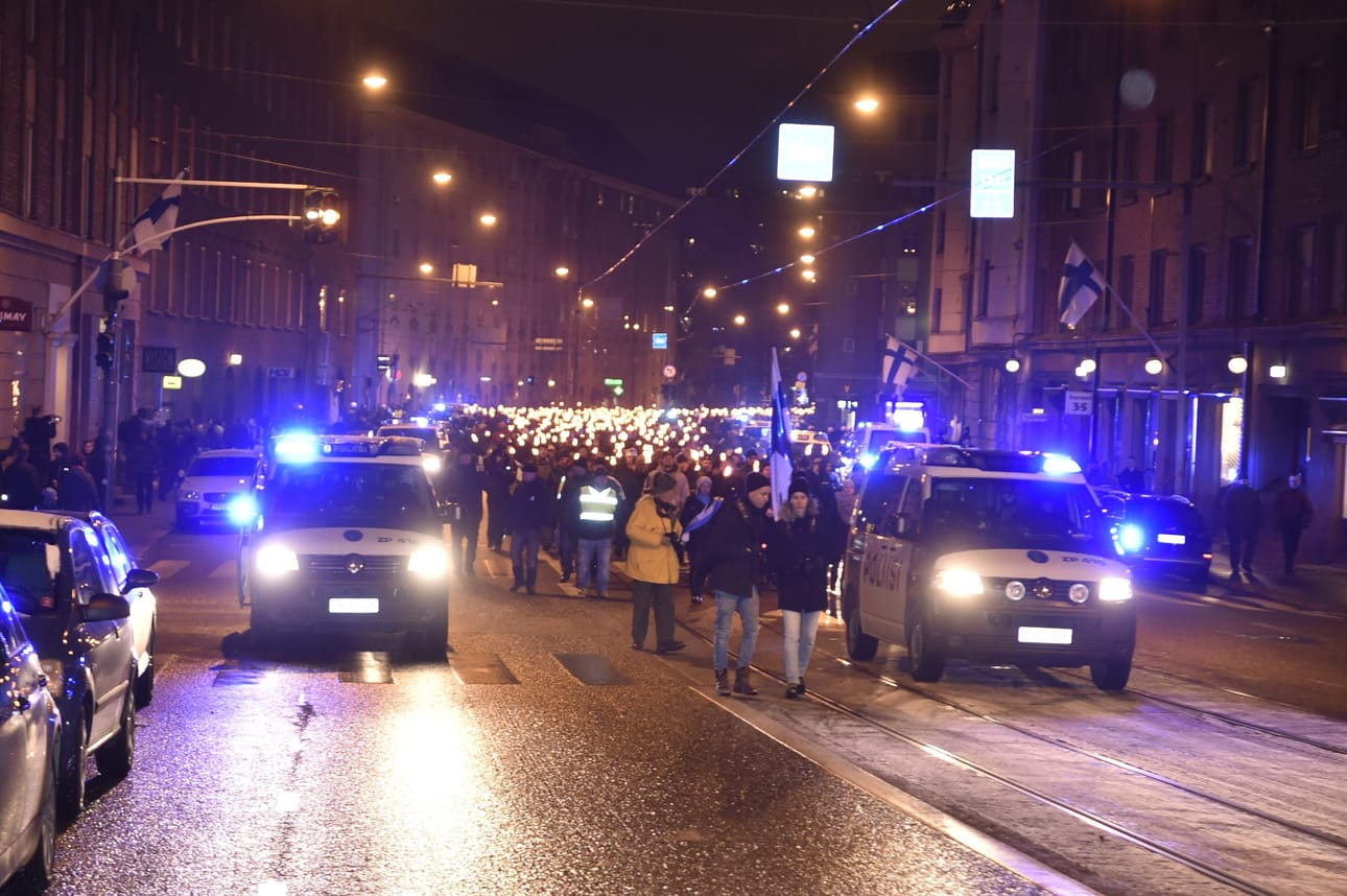 Poliiseja on paljon paikalla seuraamassa kulkueen etenemistä.