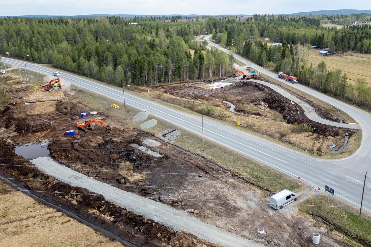 Kuusamossa on parhaillaan menossa kaksi isoa tietyömaata. Kuva on valtatie 5:ltä Nissinvaaran liittymän kohdalta. Valtatiie 5:n varteen rakennetaan jalankulku- ja pyörätie alikulkukäytävineen.