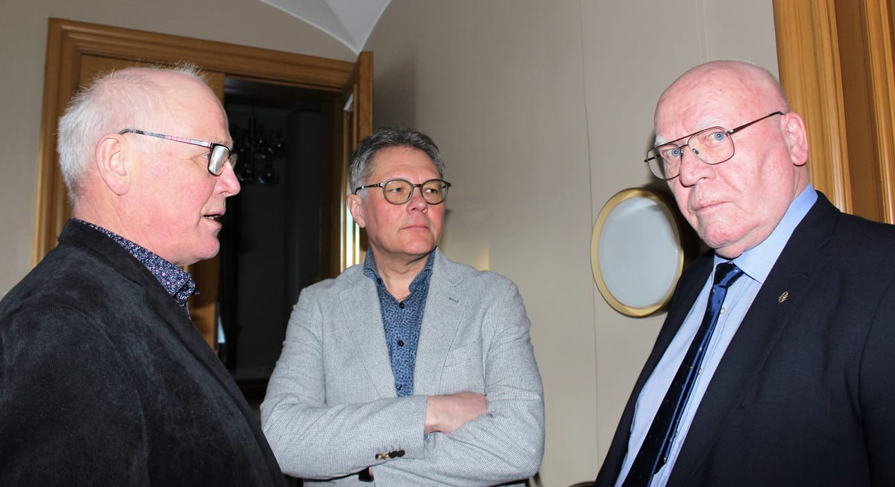 Kaupunginhallituksen RKP:läinen puheenjohtaja Patrick Ragnäs (keskellä) korosti maanantai-illan valtuustossa asuntotuotannon merkitystä. Kokouksen tauolla hän jutteli Matts Ingveksen (r.) ja Paavo Rantalan (kesk.) kanssa.