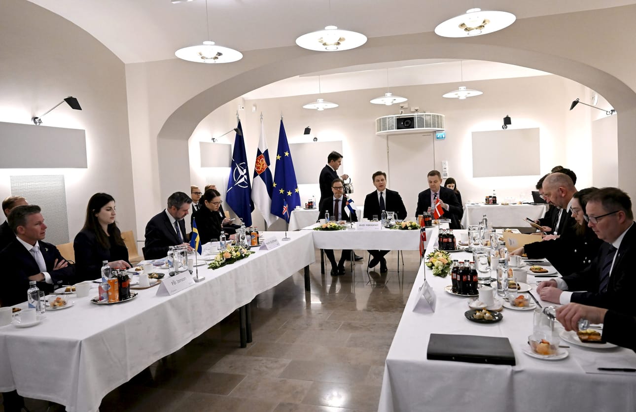 Pohjoismaiden puolustusministerit keskustelivat torstain tapaamisessa pohjoismaisesta puolustusyhteistyöstä, ajankohtaisista Nato-asioista sekä Ukrainan tukemisesta. LEHTIKUVA / Emmi Korhonen
