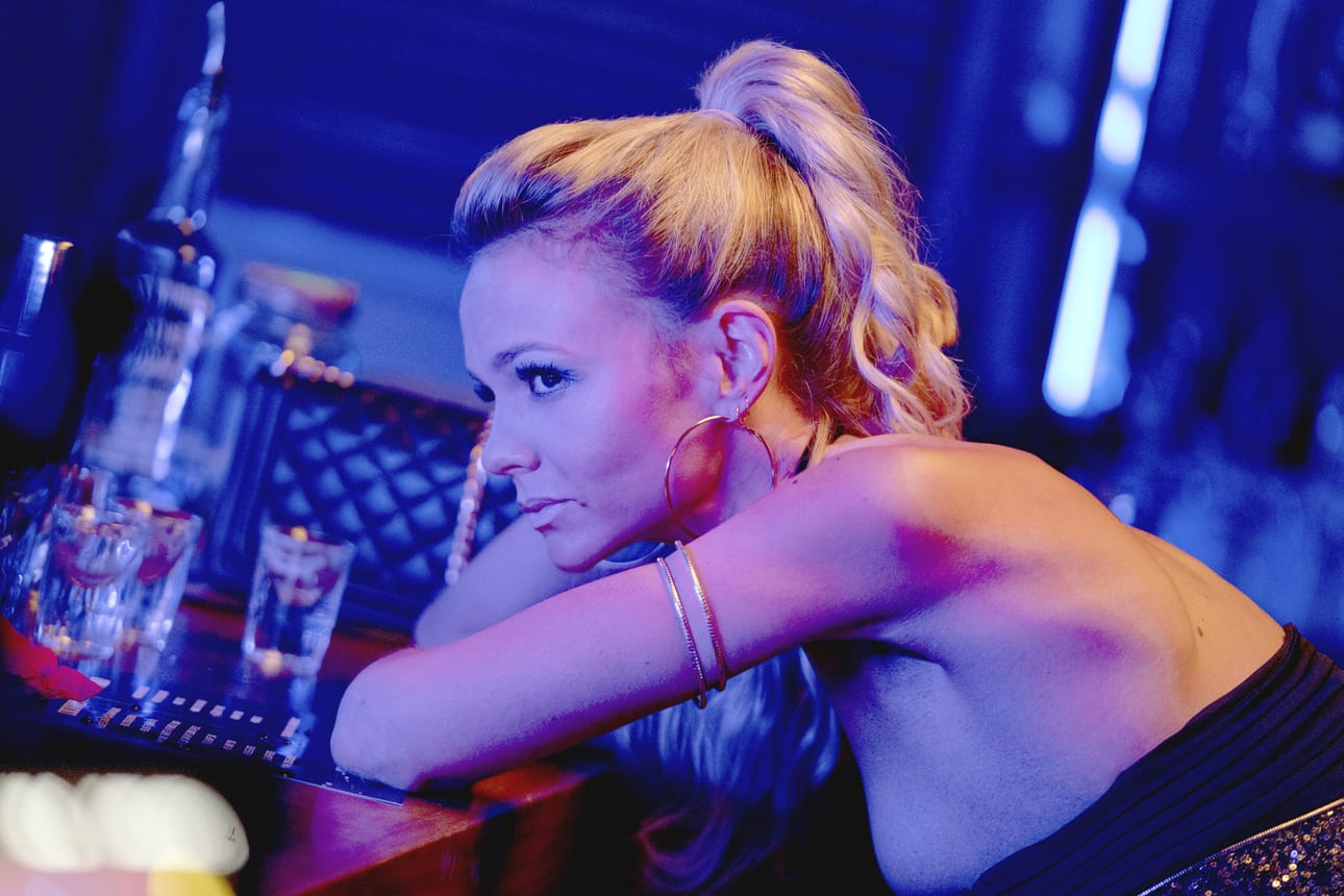 Cassie (Carey Mulligan) esittää illat baarissa humalaista kostaakseen miehille ystävänsä puolesta.