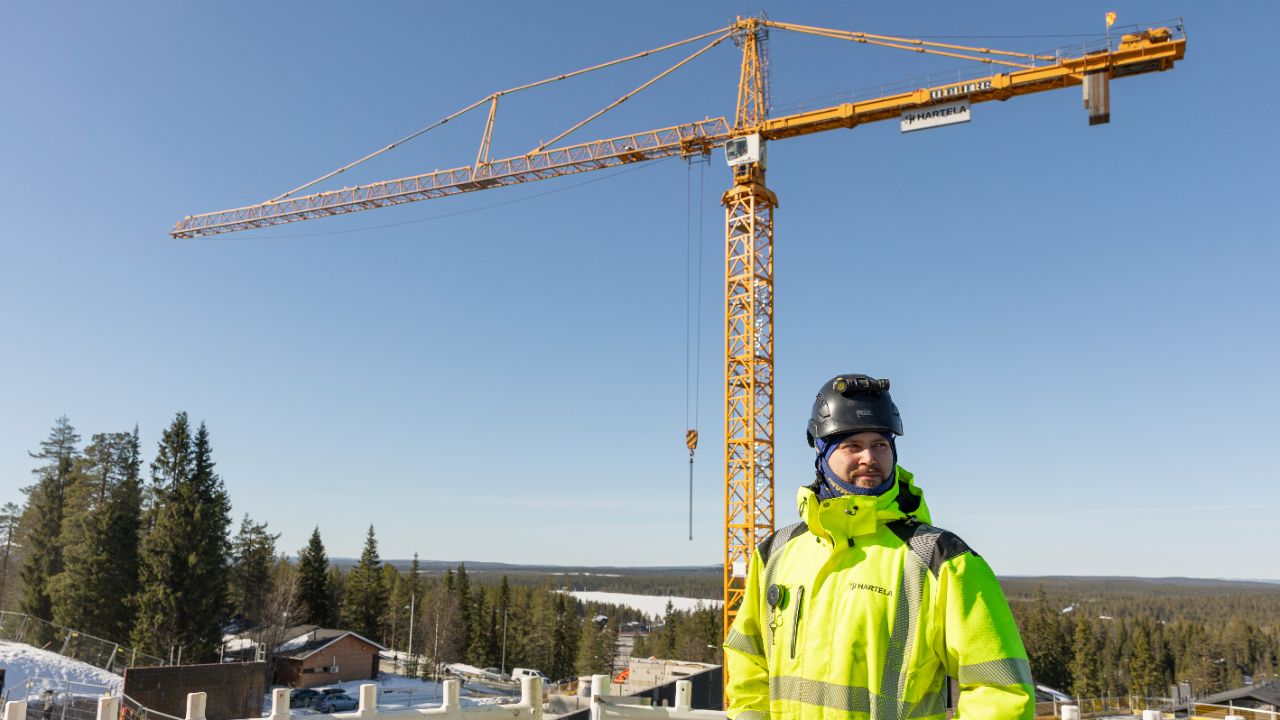 Oululaisen Mika Kaattarin konttorilta on 360-näkymä – tällainen on torninosturinkuljettajan työpäivä hotellityömaalla Rukatunturilla