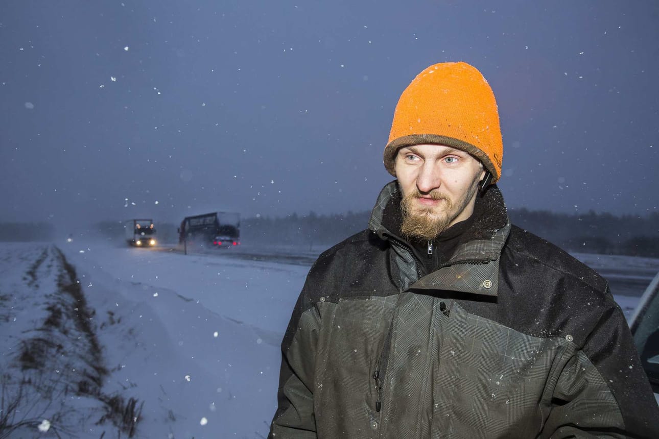 Petoyhdysmies Antti Sarkkisen selän takana jyrää Kasitien liikenne. Tällä kertaa autojen seassa ei loiki susia eikä hirviä.