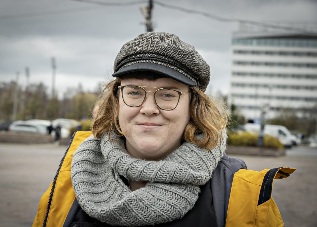 Ohjaaja Laura Mattila veti hakemuksensa pois Kajaanin kaupunginteatterin johtajahausta vedoten sovittuihin vapaan kentän työtilaisuuksiin lähivuosille. Mattila ohjaa maaliskuussa 2022 Oulun teatterissa kantaesityksen Diiva.