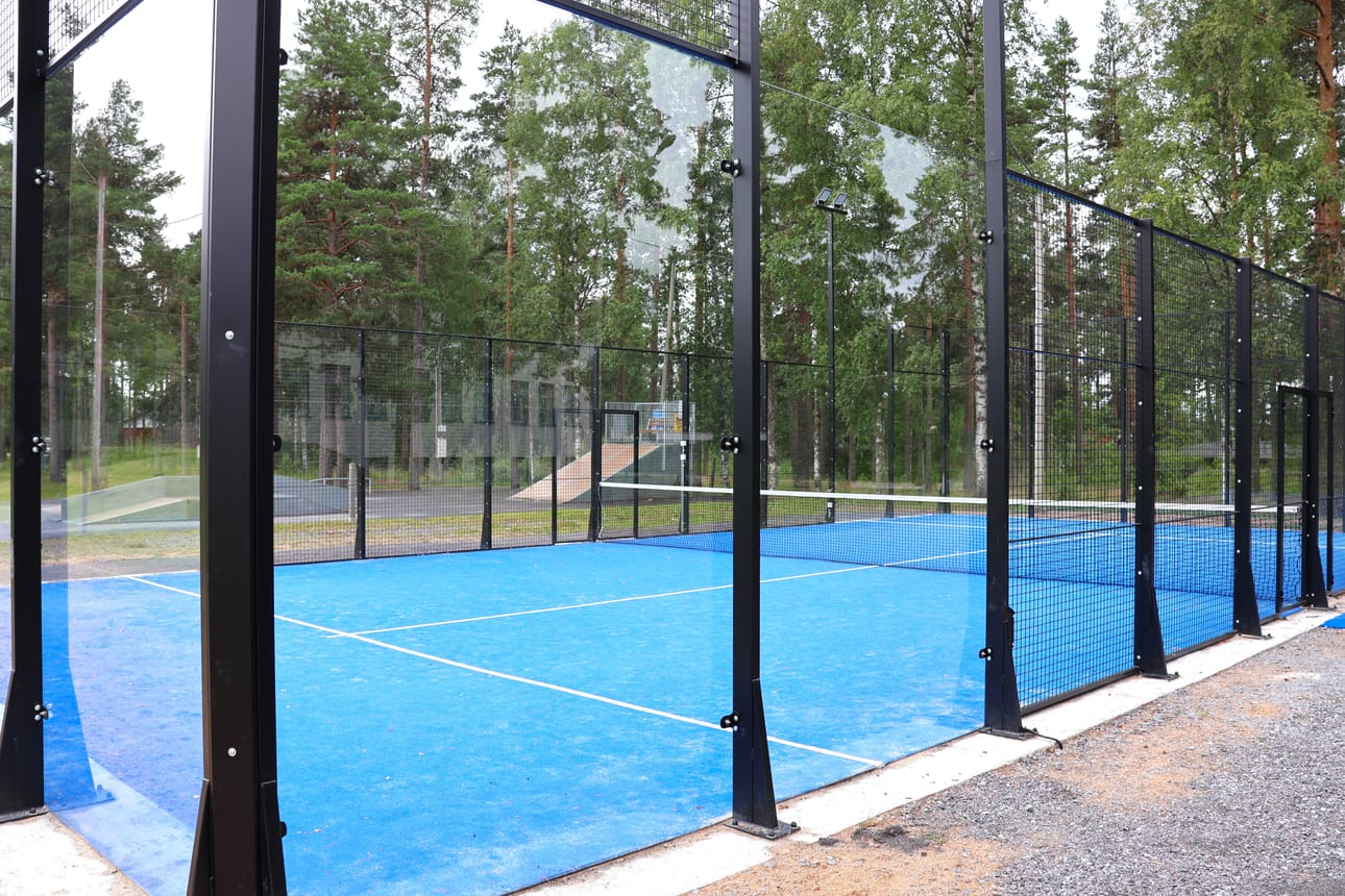 Isojoella rakennettiin padelkenttä Kirkonkylän keskustaan. Kunnan kenttä avattiin kesällä.