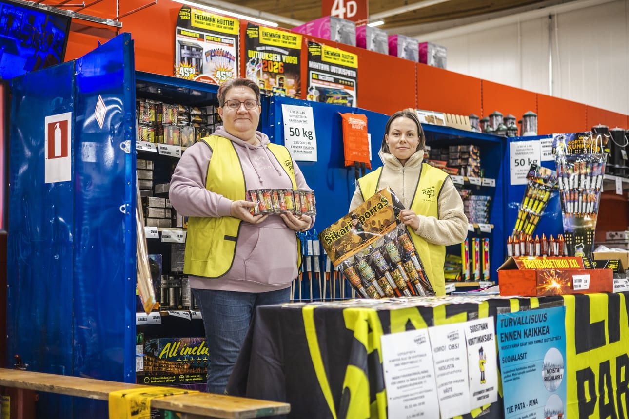Katriina Ylihakola ja Miisa Kari myyvät raketteja, joilla kerätään varoja Seinäjoen taitoluistelijoille.