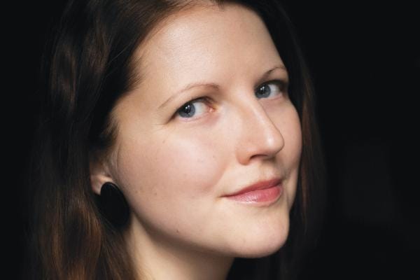 Maisku Myllymäki on päätynyt Alavuden, Jyväskylän, Helsingin ja Hämeenlinnan kautta Lahteen kirjastonhoitajaksi. Hän suhtautuu intohimoisesti kirjallisuuteen, kieleen ja lukuelämysten välittämiseen. Kuva: Tomi Reunanen/WSOY