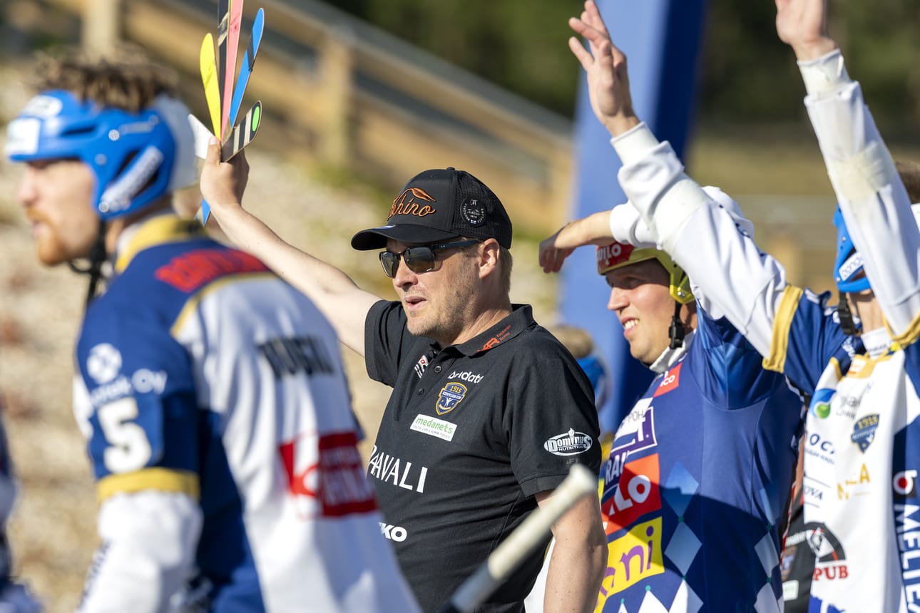 Kempeleen Kirin pelinjohtaja Petri Pulliainen joutui pelaajiensa kanssa nieleskelemään pettymystä runkosarjan lopuksi.