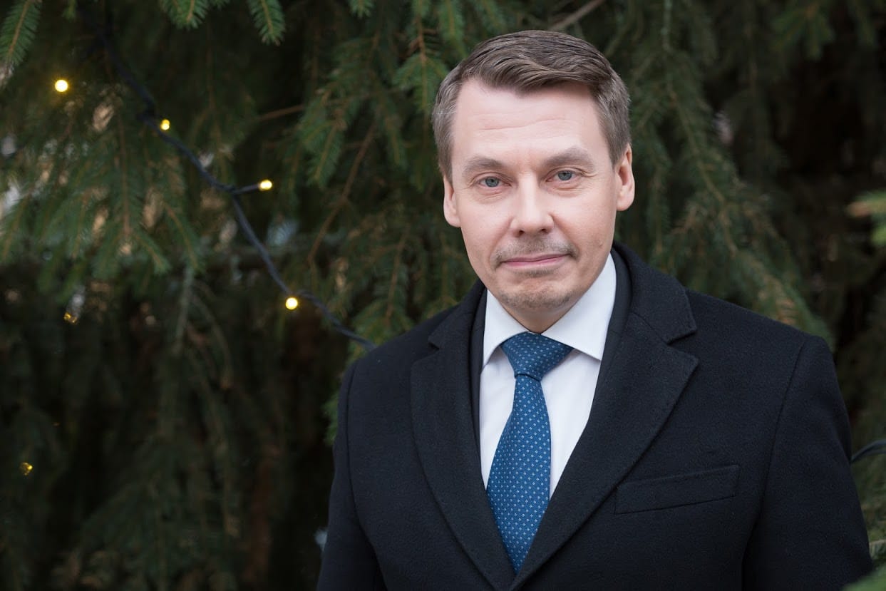 Oulusta lähtöisin oleva lapsiasiavaltuutettu Tuomas Kurttila muistuttaa lapsiperheitä siitä, että joulu ei ole suoritus. Joulun valmisteluihin voi osallistua koko perhe.