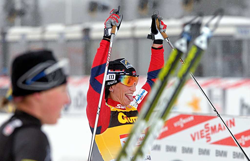 Norjan Marit Björgen on voittanut Rukan maailmancupin 10 kilometrin takaa-ajokilpailun perinteisellä hiihtotavalla.